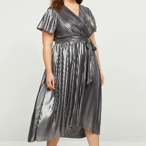 Lane Bryant Silver Metallic Pleated Short Sleeve Dress Size 18 Plus Size